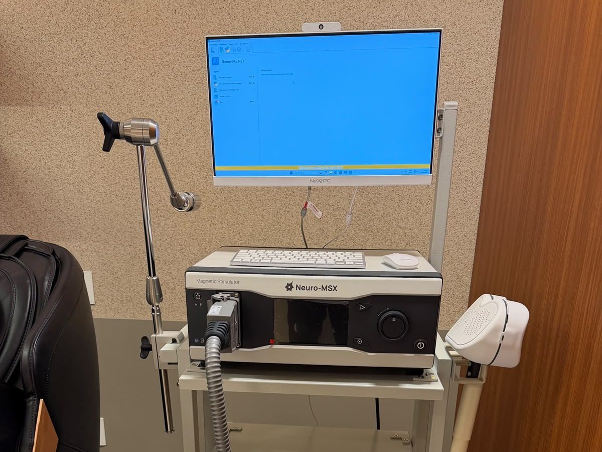 Equipamento de estimulação magnética transcraniana na Clínica ComportaMente