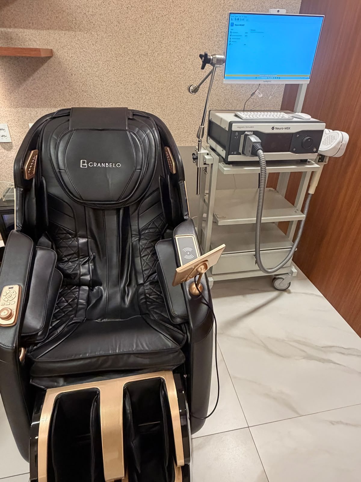 Sala de estimulação magnética transcraniana da Clínica ComportaMente em Brasília